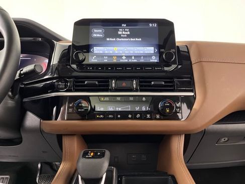 Used 2025 Nissan Pathfinder Platinum w/ Black Appearance Package FWD image 26