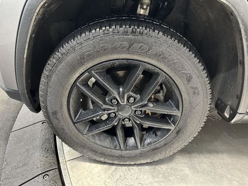 Used 2018 Jeep Grand Cherokee Limited image 10