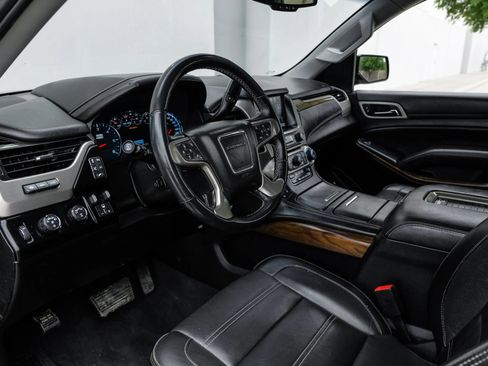 Used 2019 GMC Yukon Denali w/ Denali Ultimate Black Edition AWD/4WD image 3