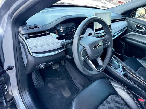 Used 2023 Jeep Compass Latitude image 10