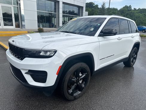 Used 2024 Jeep Grand Cherokee Altitude AWD/4WD image 2