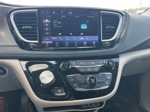 Used 2021 Chrysler Pacifica Touring-L FWD image 6