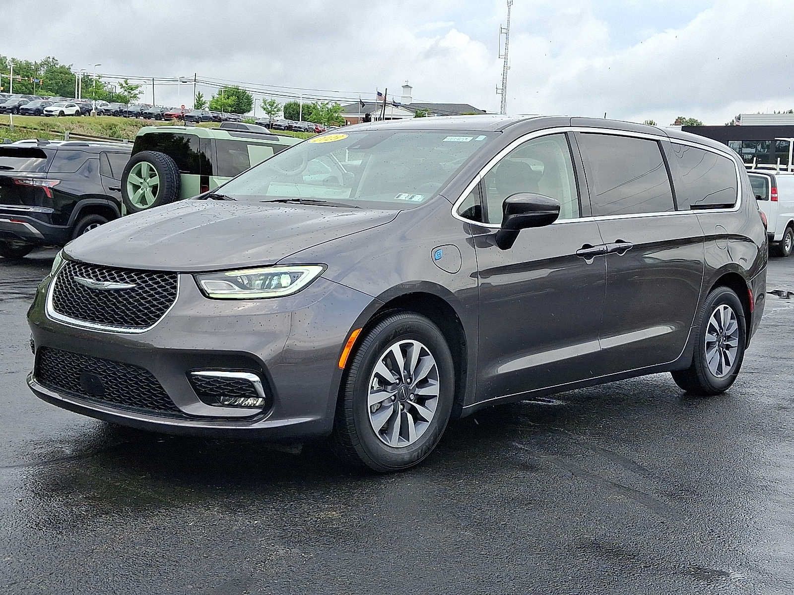 Used 2023 Chrysler Pacifica Touring-L FWD image 3