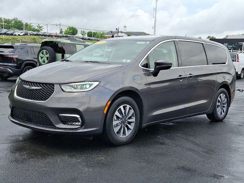 Used 2023 Chrysler Pacifica Touring-L FWD image 3