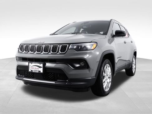Used 2024 Jeep Compass Latitude AWD/4WD image 4