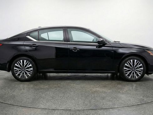 Used 2025 Nissan Altima 2.5 SV FWD image 11