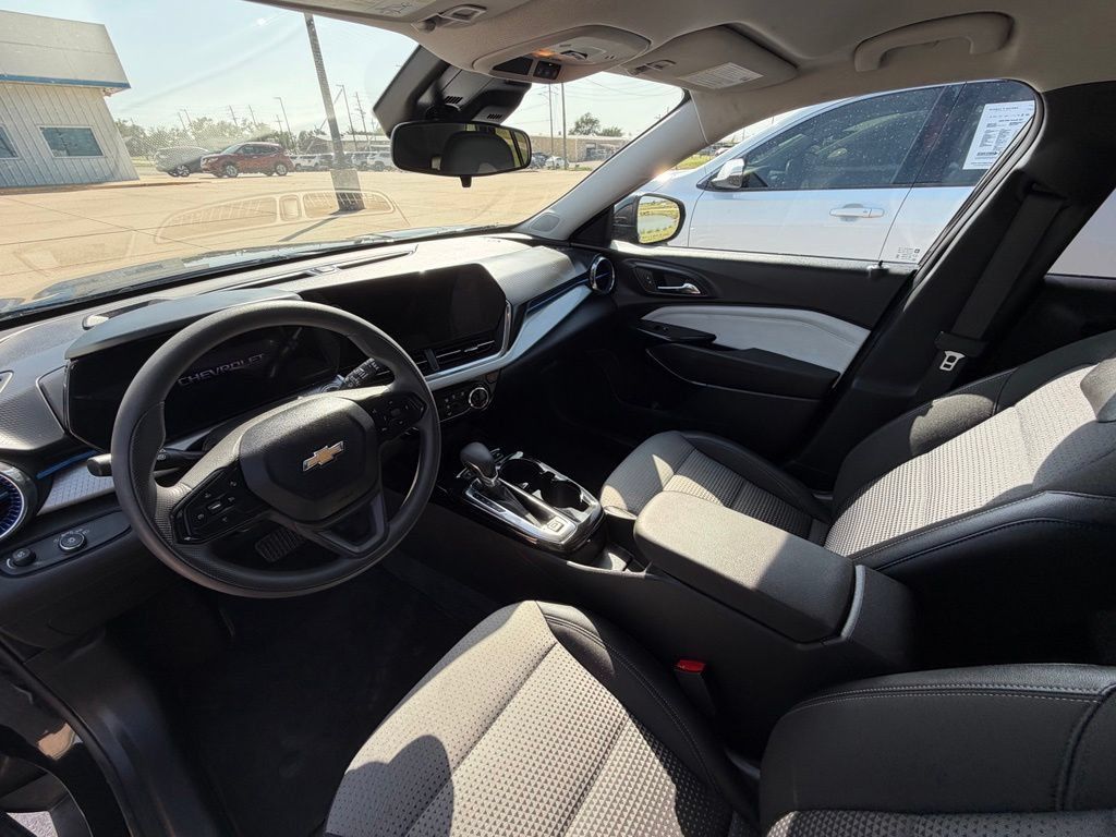 Used 2025 Chevrolet Trax LT FWD image 11