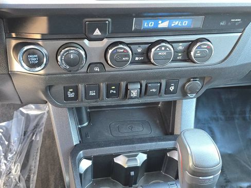 Used 2021 Toyota Tacoma TRD Off-Road w/ Technology Package AWD/4WD image 29