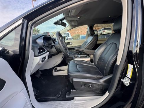 Certified 2024 Chrysler Pacifica Touring-L image 9