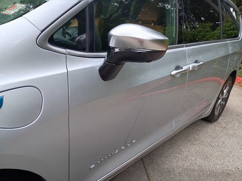 Used 2023 Chrysler Pacifica Pinnacle FWD image 9
