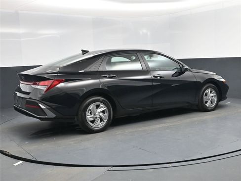 New 2026 Hyundai Elantra SE image 4