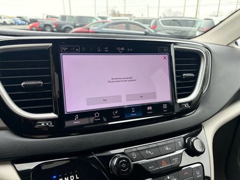 Used 2023 Chrysler Pacifica Touring-L image 28