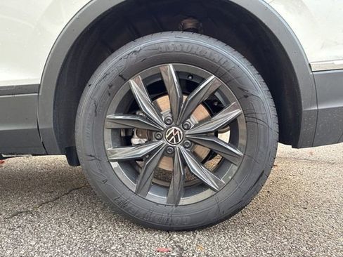 New 2024 Volkswagen Tiguan SE image 13