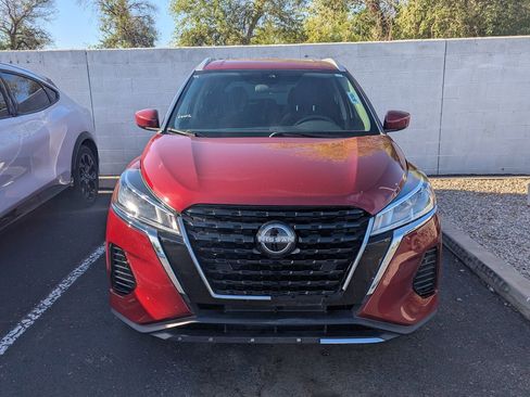 Used 2022 Nissan Kicks SV image 3