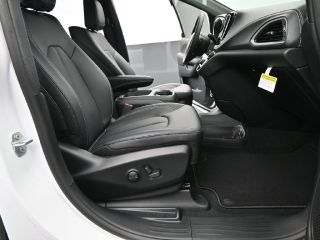 New 2025 Chrysler Pacifica Select w/ Uconnect Theater Family Group AWD/4WD image 18