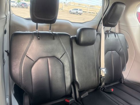 Used 2023 Chrysler Pacifica Touring-L FWD image 24