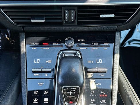 Used 2022 Porsche Cayenne AWD/4WD image 18