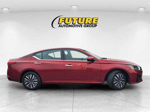 Used 2024 Nissan Altima 2.5 SV image 3