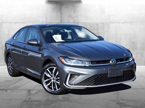 Certified 2025 Volkswagen Jetta SE w/ Sunroof Package image 2