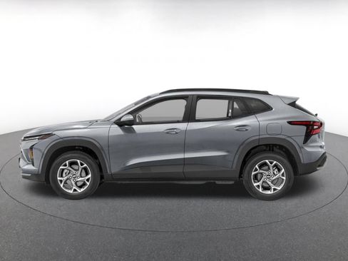 Used 2025 Chevrolet Trax LT w/ LT Convenience Package FWD image 3