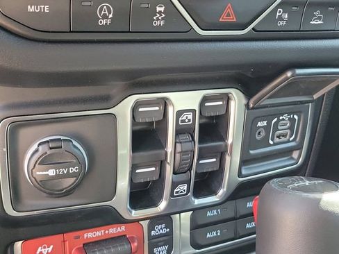 Used 2025 Jeep Gladiator Rubicon AWD/4WD image 39