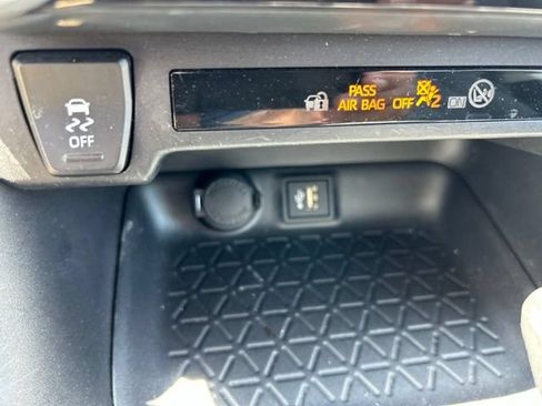 Used 2025 Toyota RAV4 XLE AWD/4WD image 16