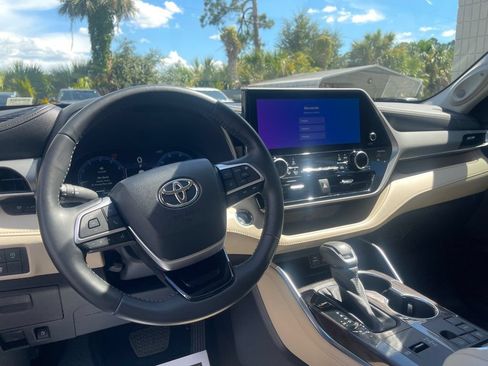 Used 2023 Toyota Highlander Platinum FWD image 13