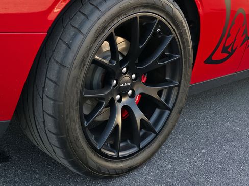 Used 2015 Dodge Challenger SRT Hellcat image 11