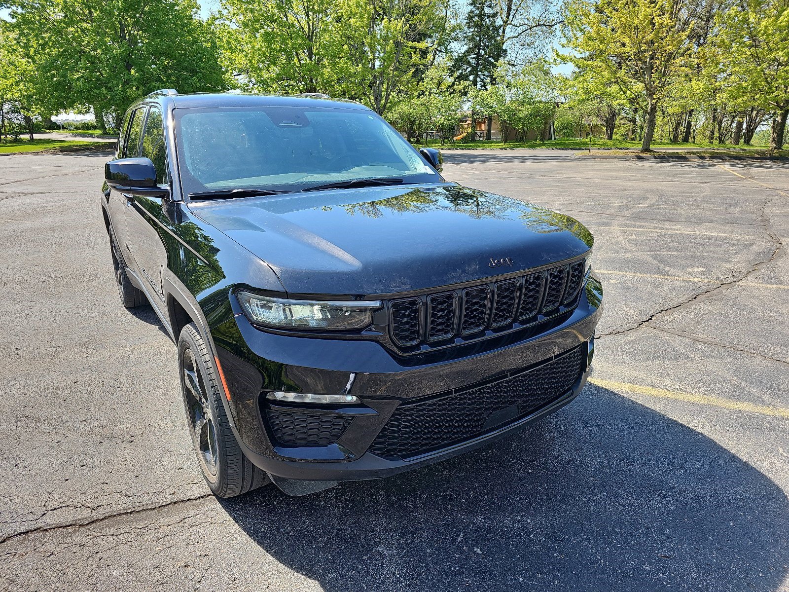 Used 2023 Jeep Grand Cherokee Limited w/ Black Appearance Package AWD/4WD image 8