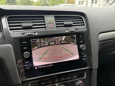 Used 2019 Volkswagen Golf SE image 31