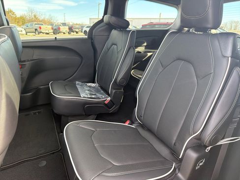 New 2026 Chrysler Pacifica Limited image 13