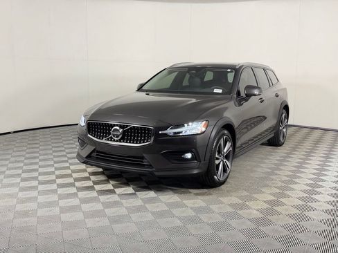 Used 2025 Volvo V60 B5 Cross Country Plus AWD/4WD image 3