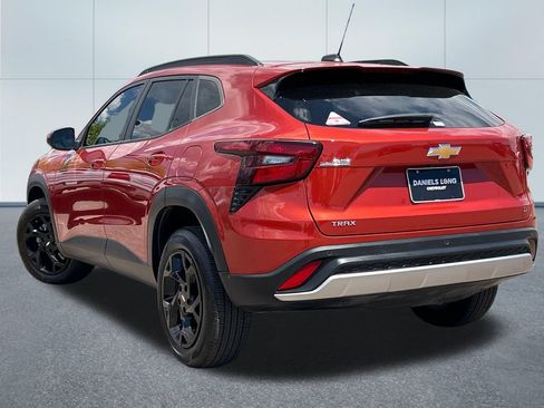 Used 2024 Chevrolet Trax LT w/ Driver Confidence Package FWD image 34