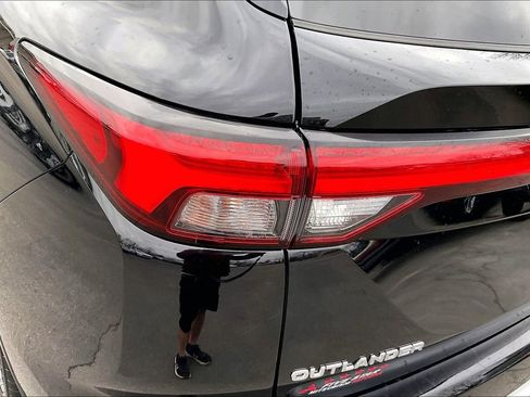 Used 2022 Mitsubishi Outlander SE image 28