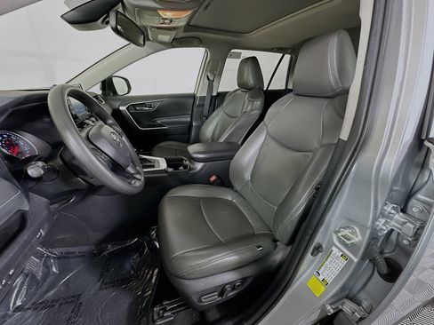 Used 2021 Toyota RAV4 XLE w/ Convenience Package FWD image 12