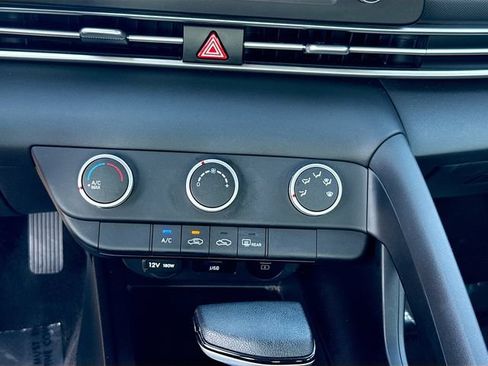 Used 2025 Hyundai Elantra SE FWD image 15