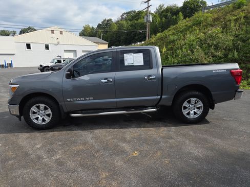 Used 2018 Nissan Titan SV w/ SV Convenience Package AWD/4WD image 7