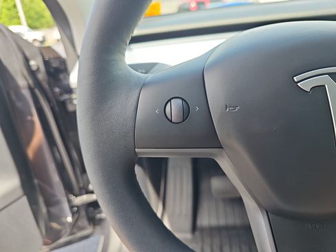 Used 2024 Tesla Model Y Long Range RWD image 18