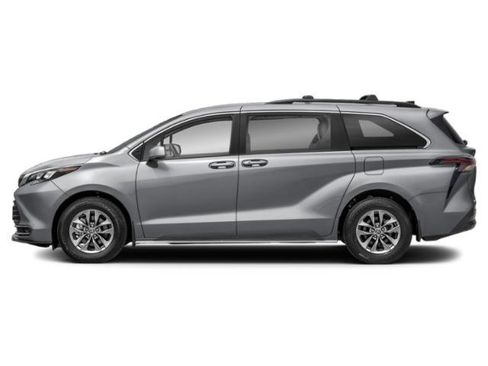 Used 2025 Toyota Sienna LE image 3