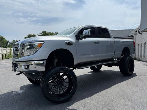 Used 2017 Nissan Titan SL image 10