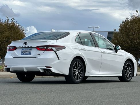 Used 2023 Toyota Camry SE image 4