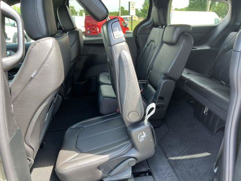 New 2027 Chrysler Pacifica Select FWD image 5