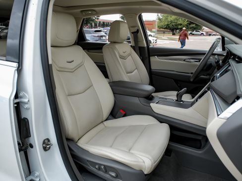 Used 2018 Cadillac XT5 Premium Luxury w/ Driver Assist Package image 33