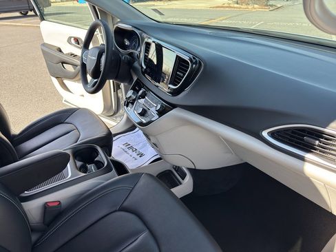 Used 2024 Chrysler Pacifica Touring-L image 34
