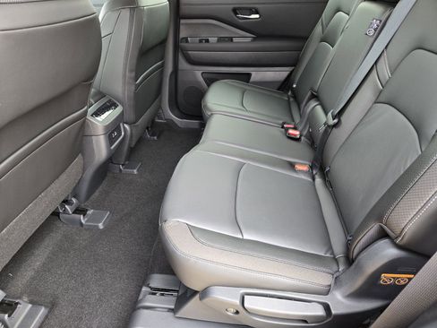 New 2025 Nissan Pathfinder SL image 24