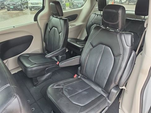 Used 2024 Chrysler Pacifica Touring-L FWD image 12