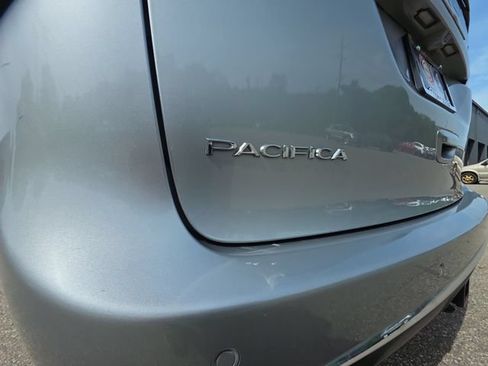 Used 2018 Chrysler Pacifica Touring-L Plus FWD image 27