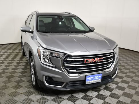 Used 2024 GMC Terrain SLT AWD/4WD image 3