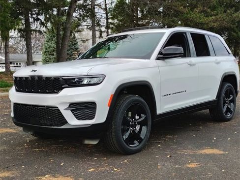 New 2025 Jeep Grand Cherokee Altitude image 11