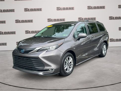 Used 2024 Toyota Sienna XLE image 1